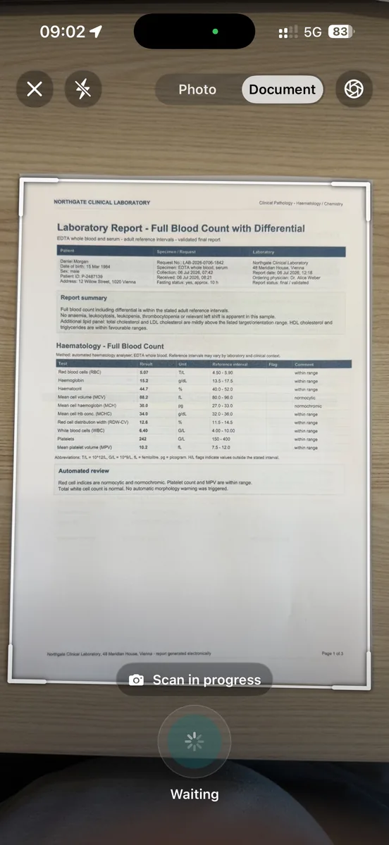 Ein Papierdokument wird mit dem iPhone in ExplainThisDoc gescannt und automatisch erfasst.